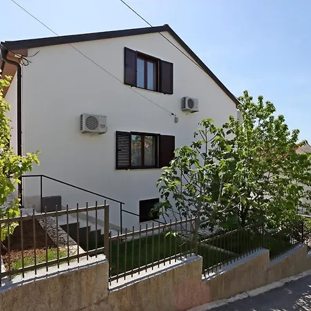 Πανσιόν Triple 2362c Selce